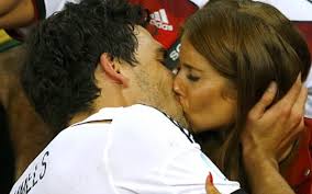 Mats hummels signed his first professional contract with bayern munich youth academy when he was 18 years old. Mats Hummels Wife Cathy Fischer 11 Amazing Photos Of Hot Model Poised To Become Man United Wag Fanatix