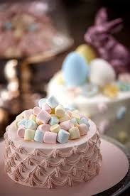 Das rezept für marshmallow kuchen. A Pile Of Pastel Marshmallows Is A Sweet Topper For This Elegantly Piped Pink Cake Osterkuchen Kuchen Ideen Cupcake Kuchen