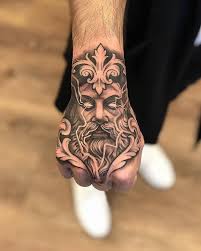 Obraz Moze Zawierac Co Najmniej Jedna Osoba Hand Tattoos For Guys Hand Tattoos Tattoos For Guys