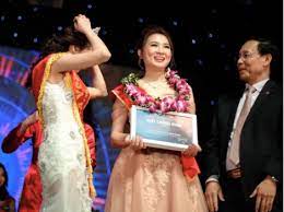 Trước đám cưới, hoa khôi báo chí 2016 công bố một số hình ảnh của cô và chồng trong lễ hằng thuận. C3hjs1xbvjncym