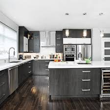 Cette Cuisine Brille Par Son Allure Spacieuse Et Par Les Contrastes De Noir Et Blanc Qui Y Regnent Armoires De Cuisine Noirs Cuisine Moderne Armoire De Cuisine