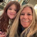 Julie Bainter's Instagram, Twitter & Facebook