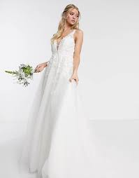 Auch in großen größen können teenager mädchen sich wohl fühlen. Asos Edition Isabella Brautkleid Mit Tiefem Ausschnitt Und 3d Blumenstickerei Asos