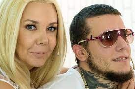El auto de una familia fue aplastado por un camión: La Insolita Imagen Retro De Mariana Nannis Y Alex Caniggia