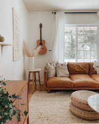 Leather Couch Is Simple Yet Elegant And Easy To Maintain No Need To Worry About Liquid Stai Oturma Odasi Fikirleri Oturma Odasi Dekorasyonu Tasarim Ic Mekanlar