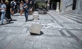 Ψυχραιμία και όχι πανικό συνιστούν οι ειδικοί σχετικά με τα μέτρα που πρέπει . Seismos Twra Zhmies Se Dyo Naoys Sto Kentro Ths A8hnas Katerreyse O Stayros Newsbomb Eidhseis News