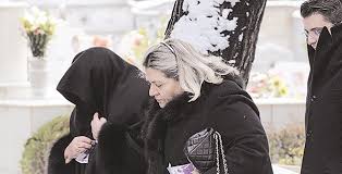 Η βέφα αλεξιάδου γεννήθηκε στο βόλο και από χρόνια κατοικεί στη θεσσαλονίκη. Katerreyse H Befa Ale3iadoy