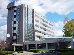 该大学在维多利亚和澳大利亚拥有多个校区，在马来西亚、意大利、印度和中国还设有国际校区。 在其所有校园中都运营着数个图书馆，总共有超过320万本藏书。 该校著名校友包括音乐家尼克·凯夫（nick cave）、获得布克奖的小说家彼得·凯里（peter carey）. å®‡éƒ½å®®å¤§å­¦