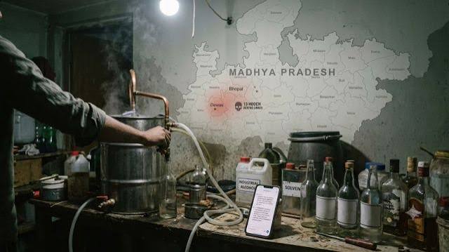AI से सीखा नकली शराब बनाने का तरीका, पुरानी बोतलों में भरकर लाइसेंसी दुकानों तक पहुंचाई! देवास में 13 मौतों के बाद बड़ा खुलासा