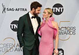 Emily talks about being pregnant and recalls a funny bath story involving her young daughter.deleted scene from batman v superman starring jimmy kimmel. How Many Kids Do John Krasinski And Emily Blunt Have Popsugar Family