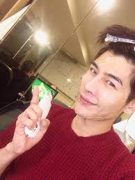 我的帥哥黃曉明室友在休息！ 又在打電動！很強眼！👀！ 最近很愛拍『嚇』到照！ 今天粉厚！又來清潔『導出』了...... · 森田TW ·  Facebook