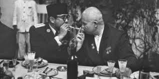 Setelah adanya proklamasi atau sesudah indonesia merdeka, maka lahir lah negara republik indonesia yang bebas dari penjajahan, berdiri sendiri, tanpa dikuasai oleh. Jelaskan Makna Proklamasi Bagi Bangsa Indonesia Kita