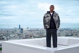 Die verehrung in österreich kennt keine grenzen, so wurden ihm bereits die ehrbekundung der schwarze franz klammer sowie der titel des k.u.k. Fc Bayern Star David Alaba So Lebt Er Privat Gq Germany