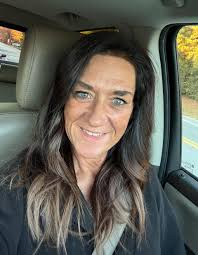 While it's often the way that darker hair transformations come hand-in-hand  with the colder months, Hailey Bieber has gone against the grain with her  latest hair colour. The model has embraced a