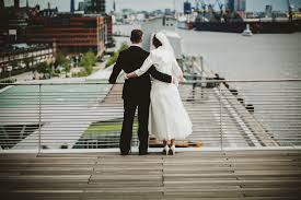 Der fotograf greift eher selten ein, um etwas absichtlich zu arrangieren. Der Einfuhlsame Fotograf In Hamburg Fur Deine Hochzeit