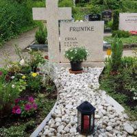 Wenn ihr wanderstock einen griff haben soll, suchen sie nach einem haselstämmchen und graben die wurzel aus, bevor sie es abschneiden, daraus lässt sich ein guter griff machen. Grabgestaltung Mit Kies Stilvolle Grabsteine