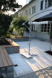 Lounge Terrasse Mit Sitzmauer Aus Dunklem Granit Holzauflage Aus Bangkirai Und Belag Aus Rauriser Marmor Terrasse Lounge Vorgarten Ideen Dunkler Granit