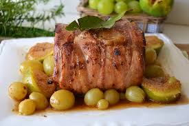 Il filetto di maiale è un secondo piatto perfetto per le vostre cene speciali, con pochi accorgimenti e sapienti abbinamenti otterrete una pietanza saporita. Filetto Di Maiale Con Prosciutto E Mele Ricetta Filetto Di Maiale Con Prosciutto E Mele Di Misya