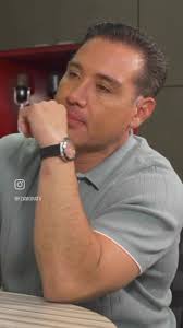 Alguien se quiere tirar al agua? ¡Uyyyy! 🦈 Mira el momento cuando un  tiburón blanco sorprende a un grupo de pescadores de #NuevaJersey. El  tiburón...