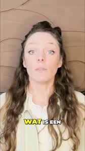 𝐕𝐞𝐫𝐬𝐥𝐚𝐚𝐟𝐝 𝐨𝐩 𝐝𝐨𝐤𝐭𝐞𝐫𝐬𝐫𝐞𝐜𝐞𝐩𝐭. Een zere voet. Een  recept. Een pil. Zo begon het. Peggy Jansen kreeg Oxycodon voorgeschreven.  Een hele krachtige pijnstiller die bedoeld was om tijdelijk te helpen. Maar  wat begon