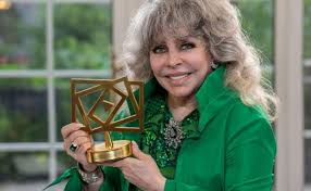 Verónica Castro recibe el Premio PRODU por su trayectoria