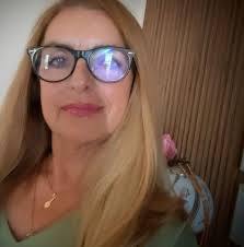 Dora Holman's Instagram, Twitter & Facebook