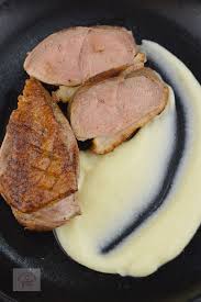 Spalam bine pieptul de rata si il zvantam un pic cu un prosop de hartie. Piept De Rata La Tigaie Cu Piure De Telina Caietul Cu Retete