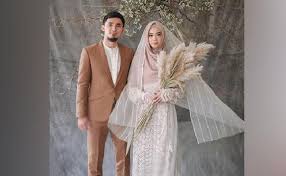 Mode baju peplum yang satu ini nggak cuma imut, tapi pas banget untuk menyamarkan pinggang yang besar maupun menambah volume bagi mereka yang tak punya pinggul! Desain Baju Pengantin Pria