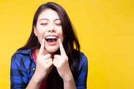 Warna gigi yang terlihat putih secara biologi merupakan warna dari lapisan transparan enamel gigi, warna lapisan dentin di dalamnya serta warna dari lapisan yang berada di penelitian menunjukkan bahwa warna gigi bisa berubah dikarenakan oleh noda yang bisa berasal dari luar maupun dari dalam. Gigi Berlapis Anak Berpunca Daripada Gigi Susu Betul Ke Hello Doktor