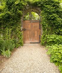 26 Gartentor Designs Die Den Eintritt In Den Garten Spannender Machen Gartentore Gartentore Holz Und Gartenturen