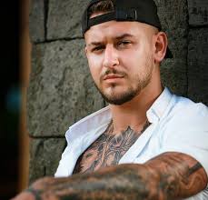 Krystian z 2. edycji "Hotel Paradise" poprawia urodę. Zdecydował się na  bardzo ryzykowny zabieg. Było warto?