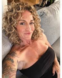 Kari Halverson's Instagram, Twitter & Facebook