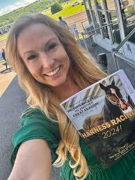 Hellloooo Vernon Downs! It's my first visit to “The Home of the Miracle  Mile” 😁 I'll be doing a few Facebook Lives from the Empire State Track  today!