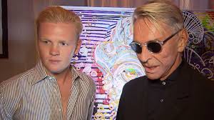 Das flog nach dem mauerfall auf. Wolfgang Joop Lastert Uber Maler Leon Lowentraut Der Steht Direkt Neben Ihm Stern De