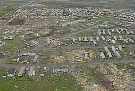 Tornado f4 darajasiga ko'tarildi fujita shkalasi va bir soat davomida yerda turib, 30,8 kilometr (19,1 milya) uzunlikdagi va ba'zi joylarda 1,3 kilometrgacha (0,81 milya) qadar bo'lgan qirg'inni kesib tashladi.56 bu 27 kishini o'ldirdi. User Blog Jarrell Tornado July 31 1987 Edmonton S Black Friday Hypothetical Tornadoes Wiki Fandom