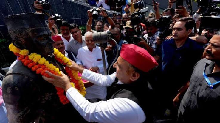 अखिलेश यादव ने जेपी की मूर्ति पर किया माल्यार्पण, कई साल बाद JPNIC जाने दिया तो बोले- 'यह बदलाव की शुरुआत है' - India TV Hindi