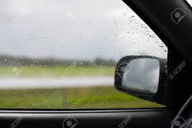 Des Gouttes De Pluie Eclaboussees Sur Une Vitre Laterale D Une Voiture Vue De L Interieur Banque D Images Et Photos Libres De Droits Image 67799185
