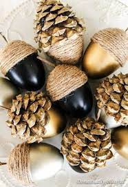 Créez des photophores et des décors de noël uniques et très facilement réalisables en raison du peu de matériels que vous aurez à réunir. Glands Ficelle Bricolages Avec Des Pommes De Pin Creations D Automne Diy Deco Noel