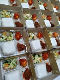 Dessert ini begitu unik karena disajikan dalam wadah box dan lebih nikmat dinikmati dalam keadaan dingin. Nasi Kotak Daerah Semarang Murah Dan Enak Sandrina Catering