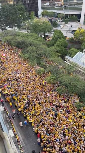 UNA VERDADERA MULTITUD DE LA SELE: los hinchas de la Selección Colombia  hicieron un banderazo en la previa al partido contra Suiza por los octavos  de final del Mundial. ⚽🇨🇴👏, 📹 santiagoarias13, ⚽ ...
