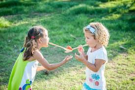 Jugar al aire libre estimula la imaginación y la creatividad de los niños, ya que es un escenario idóneo para inventar juegos e imaginar situaciones. Wow Los Mejores Juegos Para Ninos Al Aire Libre 2021