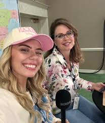 Julie Beemer's Instagram, Twitter & Facebook