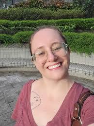 Kim Lovern's Instagram, Twitter & Facebook