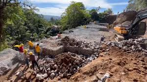 ⏩ Avanzan la construcción del muro de protección en el km 194 de la ruta  Cito Zarco, entre #Retalhuleu y #Quetzaltenango. Personal y maquinaria  realizan el armado de gaviones para recuperar esta ...