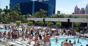Wet Republic Mgm Grand Only Salt Water Pool In Vegas Come Party With A Daybed Table Cabana Vegas Adventures Mgm Las Vegas Las Vegas