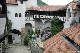 Buna, planuiesc o calatorie la castelul bran si la castelul peles. Bran The Castle That Inspired The Legend Of Dracula Webphoto Ro