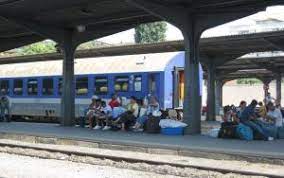 Federaţia mecanicilor de locomotivă din românia (fmlr) va continua, de săptămâna viitoare, acţiunile în stradă şi are câteva zeci de persoane, membri ai federaţiei mecanicilor de locomotivă, au pichetat joi ministerul transporturilor, de la ora 10:00, fiind nemulţumite de situaţia în care se află. Cfr CÄlÄtori In Pericol 700 De Mecanici De LocomotivÄ PensionaÅ£i De Conducere 10 06 2019 Bursa Ro