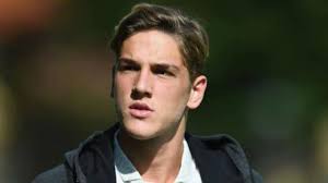 Tanti messaggi di solidarietà sotto le foto pubblicate da francesca costa sul portale social, ma anche critiche, alcune pesanti: Nicolo Zaniolo Perche Il Padre Igor E La Madre Francesca Non Vivono Insieme