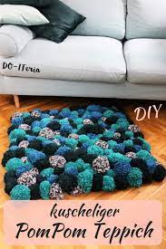 In diesem video zeige ich euch wie ihr nur mit hilfe eurer hände bommel / pom pom's herstellen könnt und diese super als teppich umsetzen könnt.ich wünsche. Kuscheliger Diy Pompom Teppich Do Iteria