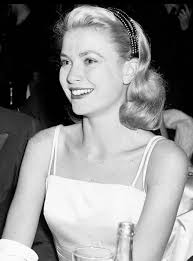 Elizabeth, soon to turn 19, smiles for photographer Victor Twyman's camera  at New York's Waldorf Towers, 1951. 🌟
